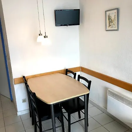 With Sea View, Aircondition And Parking Apartmán